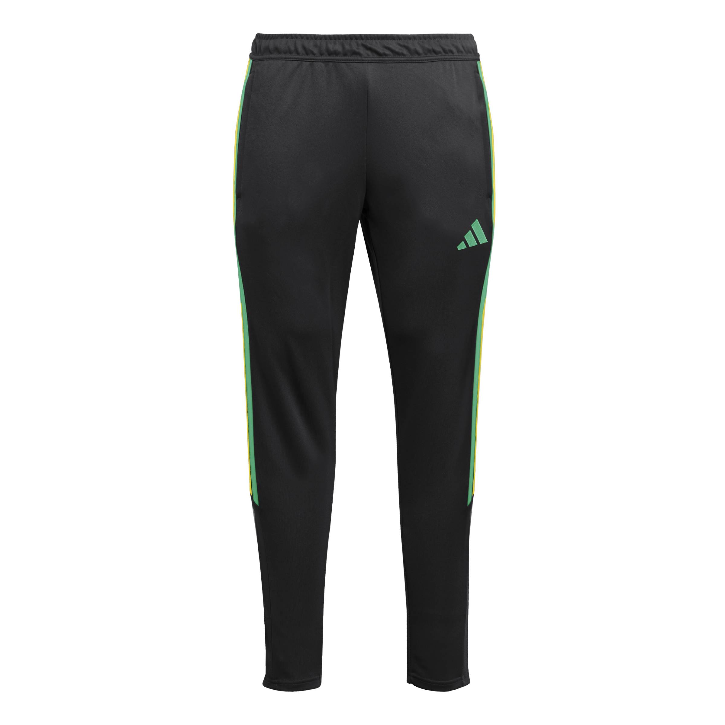 Calça Adidas Tiro 26 masculina preta vista frontal em ambiente esportivo